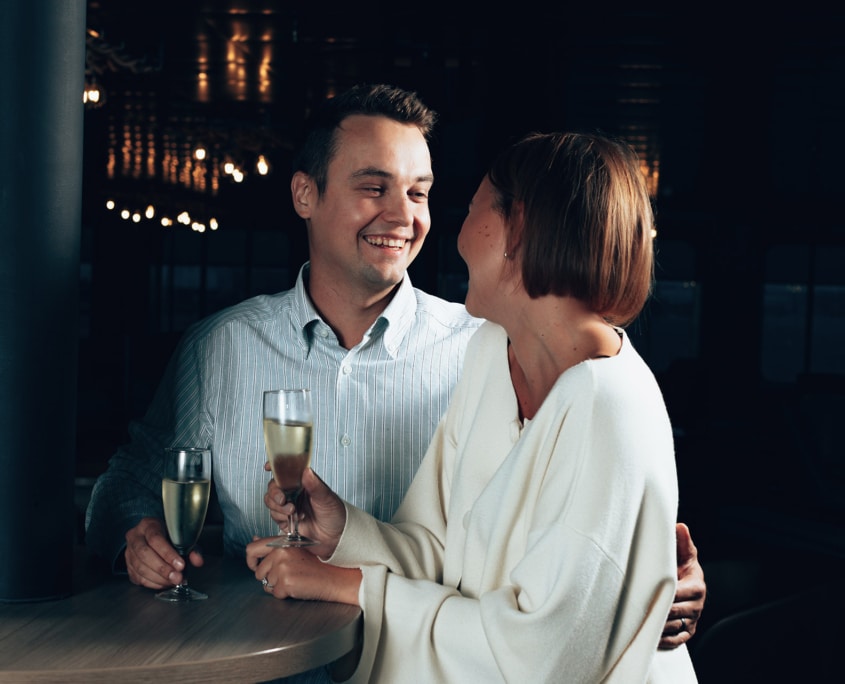A couple enjoying time together in the bar aboard Aurora Botnia