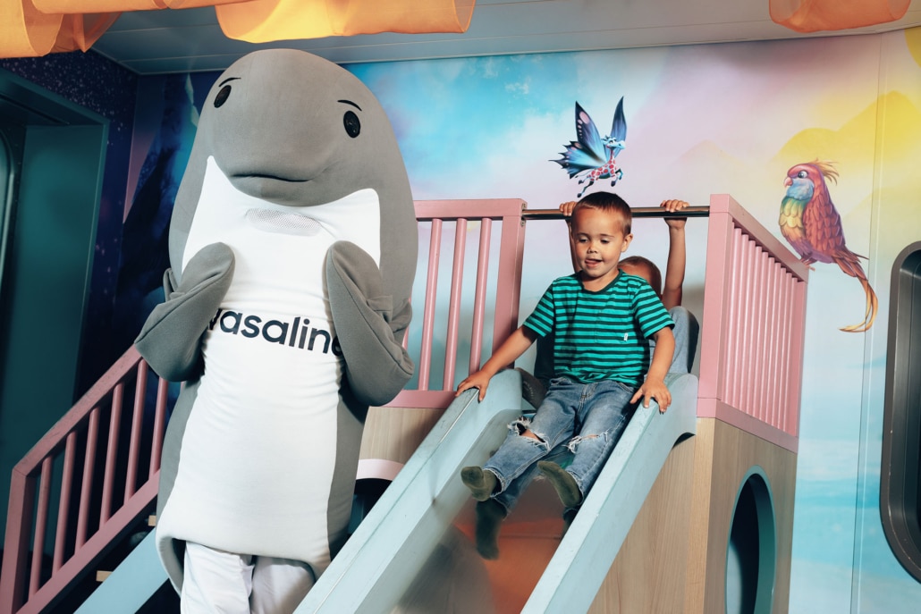 Wasaline Wenni mascot with children in the kids area of Aurora Botnia